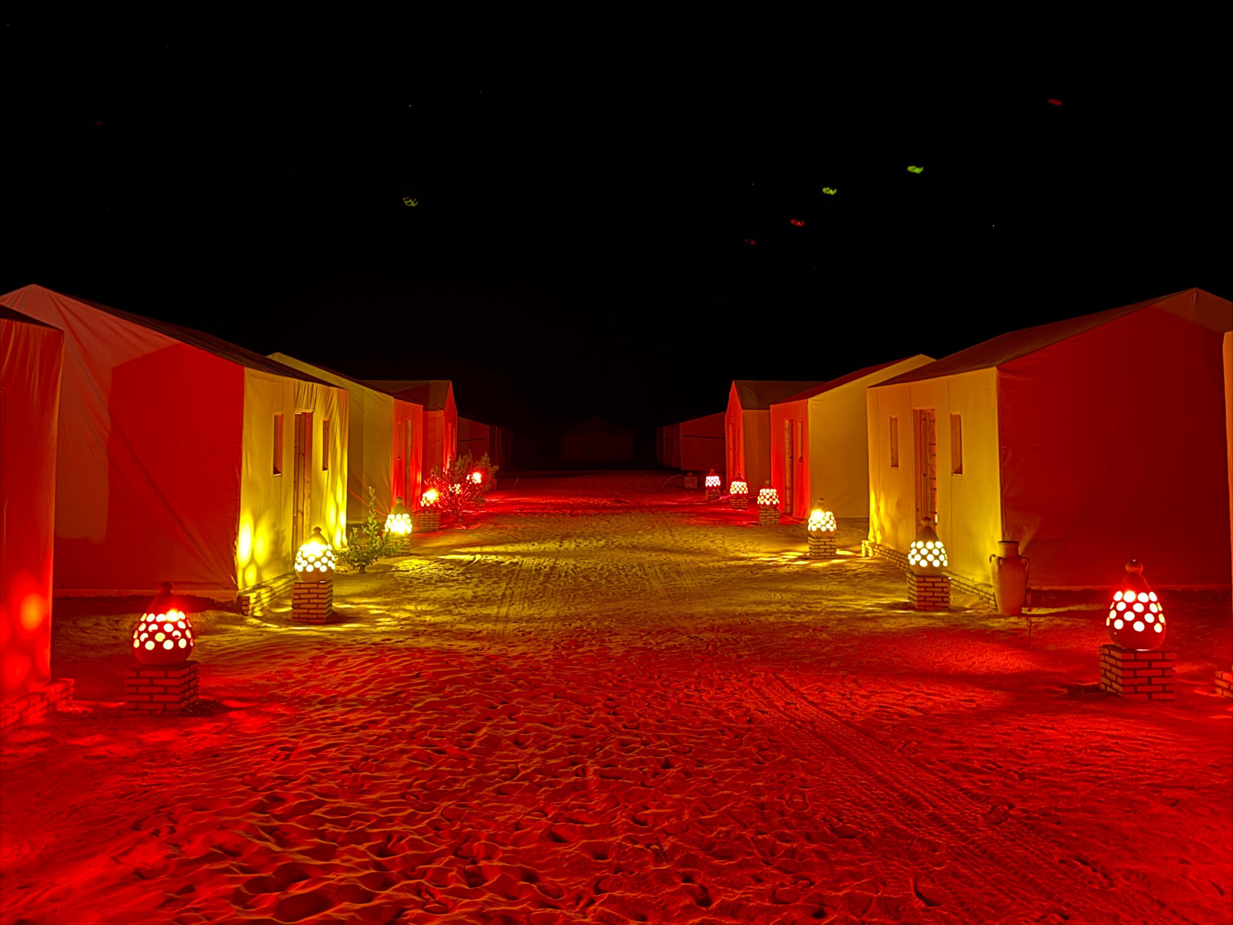 Nuit étoilée et feux de camp dans le Sahara